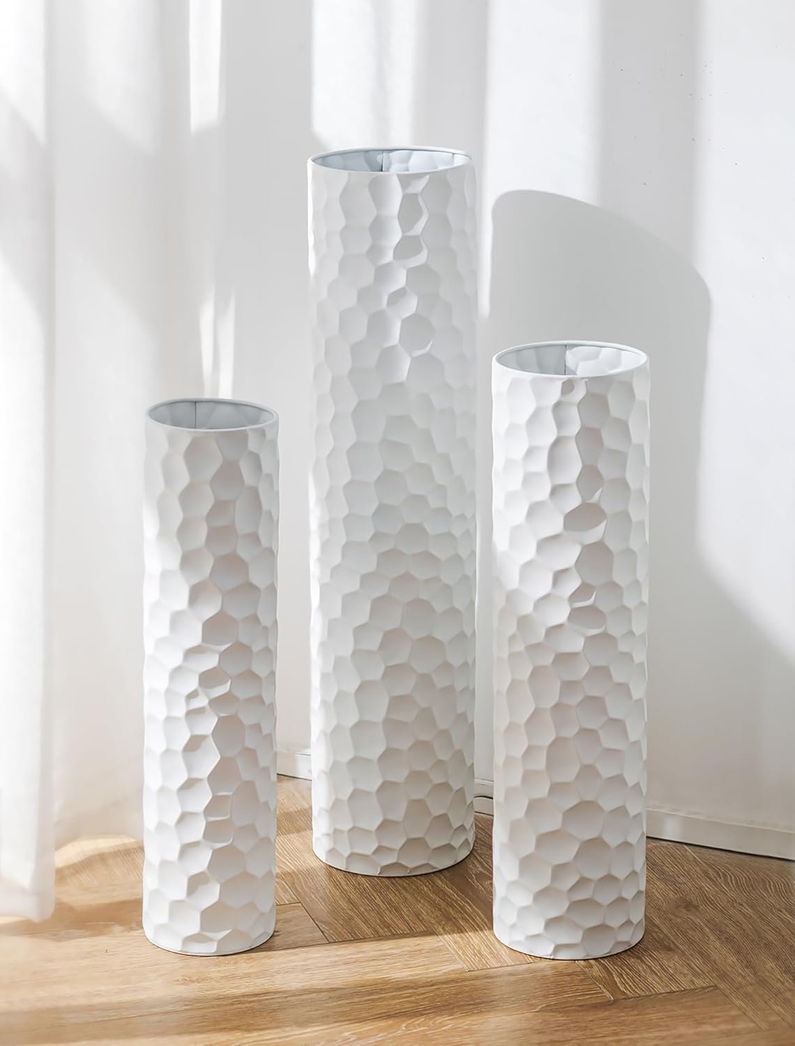 Sziqiqi Tall Vases Floor Standing: White Extra Large Floor Vase for Living Room 27.6/21.7in – Metal Tall Flower Vase for Pampas Grass – Modern Home Decor for Bedroom Office Hallway Corner