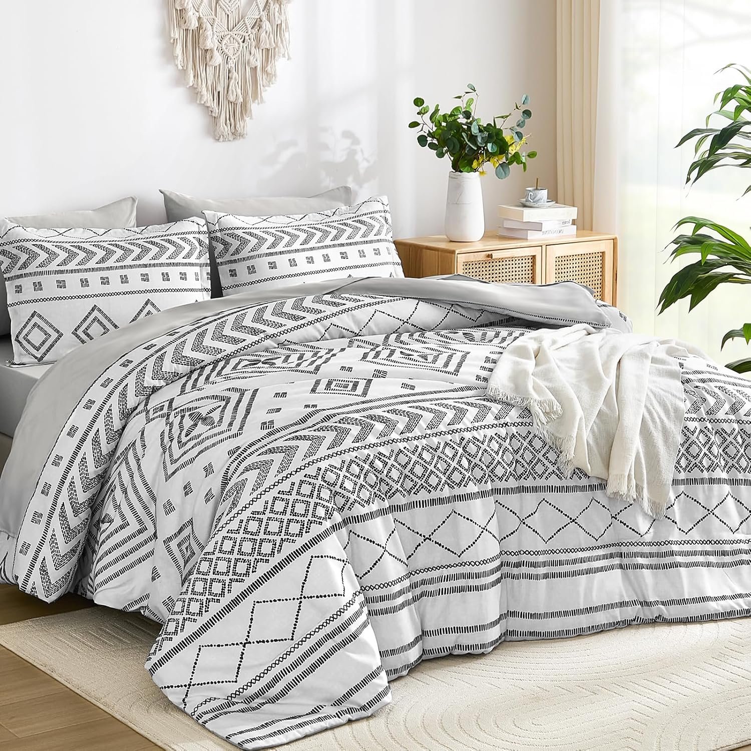 Yiran White Comforter Set Queen Size, 7 Piece Boho Aztec Bedding Set, Bohemian Bed in a Bag Queen, Soft Microfiber Striped Complete Bedding Set with Sheets for All Season
