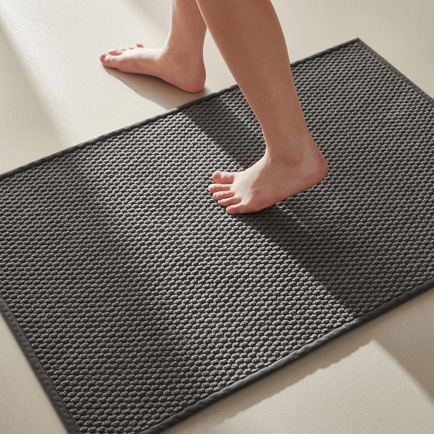 TYUU Bathroom Rugs Non Slip Washable, Super Absorbent Thin Bath Mat Small Quick Dry Low Pile Bathroom Rug, Dark Grey 16″x24″