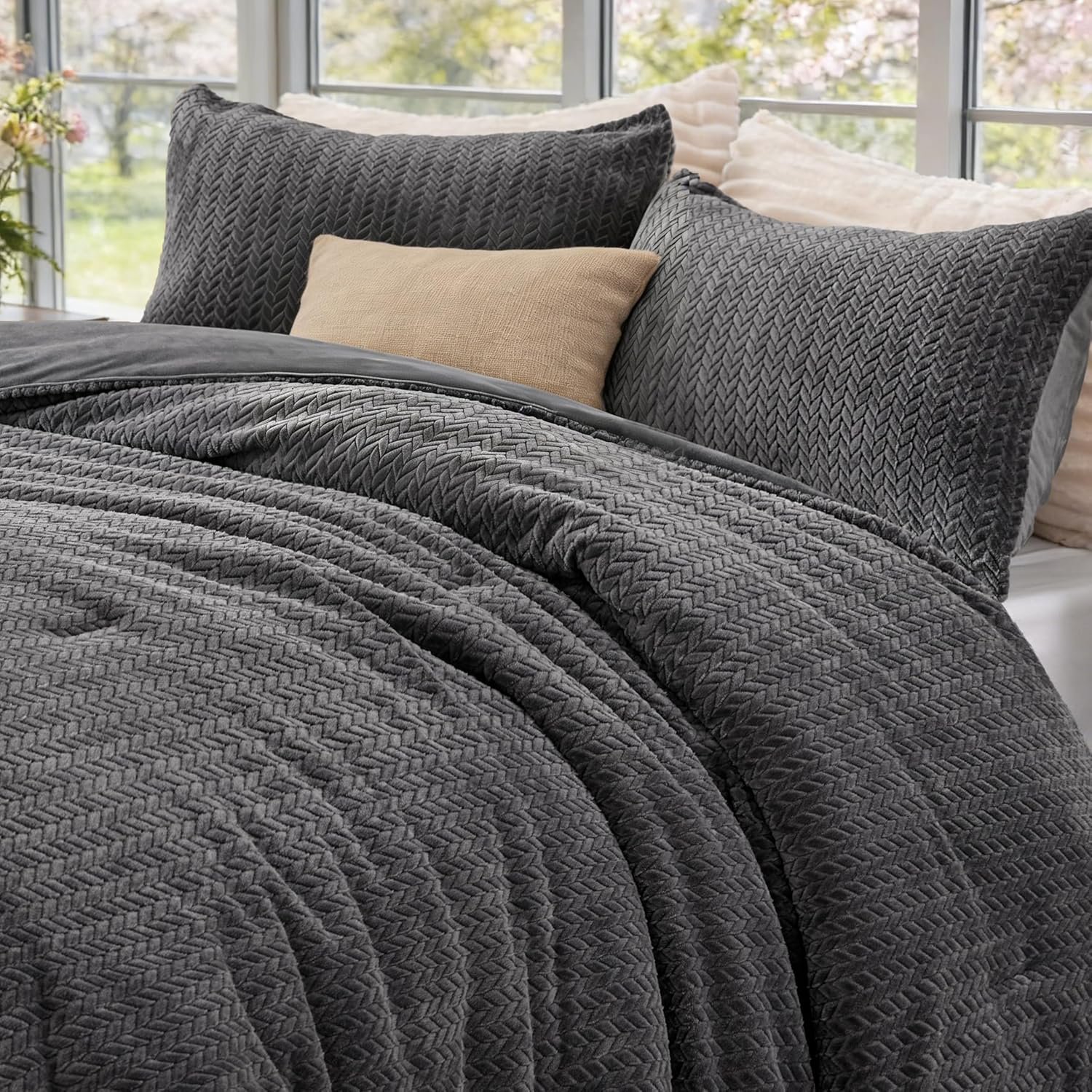 ChiXpace Flannel Fleece Queen Comforter Set – Ultra Soft Furry Grey Leaves Pattern Faux Fur Bed Set, Winter Fuzzy Fluffy Comfort Set, Velvet Bedding Set for Bed with 2 Pillow Cases